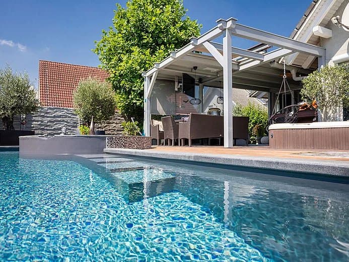 Cinq signes qu'il faut remplacer le liner de votre piscine
