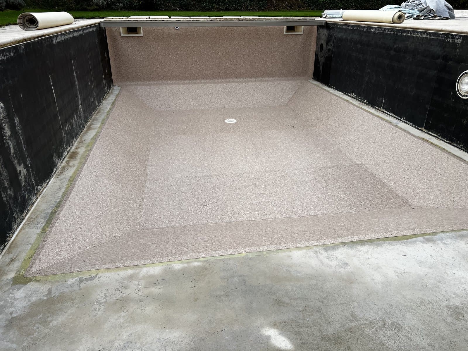 Rénovation d'un bassin béton, après la pose du liner Alkorplan Touch · Sublime